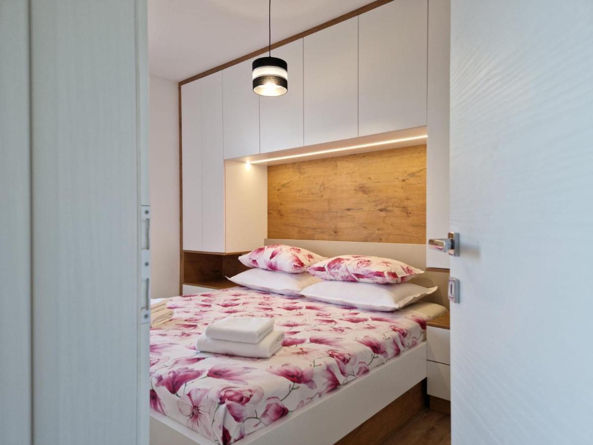 Apartman Marcelina 1 With Private Pool Trogir Extérieur photo